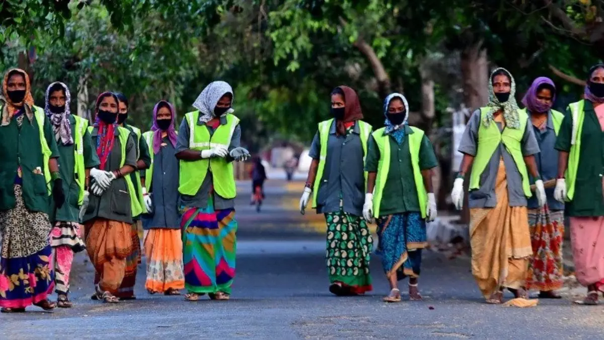 ಪೌರಕಾರ್ಮಿಕರ ಸಮಸ್ಯೆ| ಎಸಿ ರೂಂನಲ್ಲಿ ಕುಳಿತುಕೊಂಡವರಿಗೆ ಬೀದಿಯಲ್ಲಿ ಕಸ ಗುಡಿಸುವವರ ಕಷ್ಟ ಗೊತ್ತಿದೆಯೇ? ಪೌರಕಾರ್ಮಿಕರ ಸಮಸ್ಯೆ| ಎಸಿ ರೂಂನಲ್ಲಿ ಕುಳಿತುಕೊಂಡವರಿಗೆ ಬೀದಿಯಲ್ಲಿ ಕಸ ಗುಡಿಸುವವರ ಕಷ್ಟ ಗೊತ್ತಿದೆಯೇ?