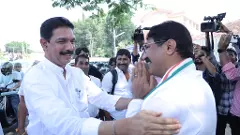 ಮತಗಟ್ಟೆಯಲ್ಲಿ ಬಿಜೆಪಿಯ ಕಟೀಲು, ಕಾಂಗ್ರೆಸ್ ಪದ್ಮರಾಜ್‌ ಮುಖಾಮುಖಿ