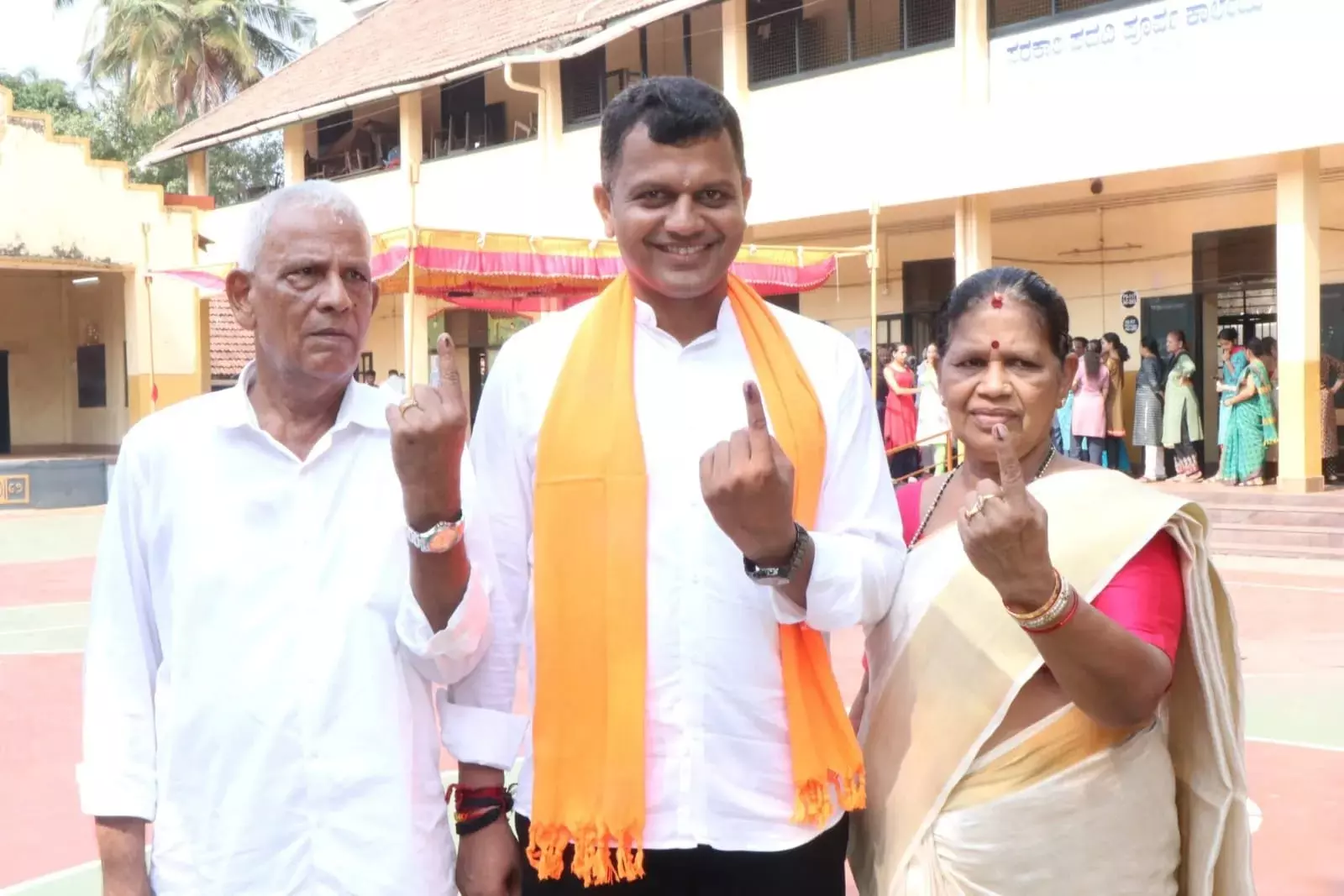 ತಂದೆ-ತಾಯಿಯೊಂದಿಗೆ ಕ್ಯಾಪ್ಟನ್ ಬ್ರಿಜೇಶ್ ಚೌಟಾ... ... Live Updates| Loksabha Election: ಕರ್ನಾಟಕದಲ್ಲಿ ಮೊದಲ ಹಂತದ ಮತದಾನ ಮುಕ್ತಾಯ