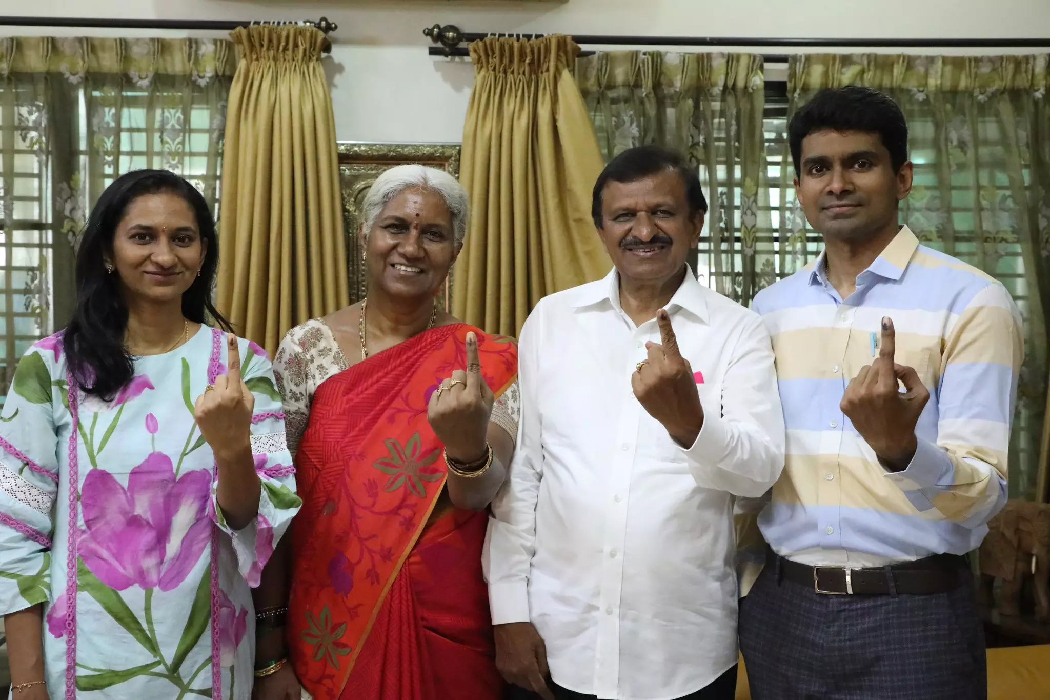 ವಿಕಸಿತ ಭಾರತದ ನಿರ್ಮಾಣಕ್ಕಾಗಿ ಇಂದು ಎಲ್ಲರೂ ತಪ್ಪದೇ... ... Live Updates| Loksabha Election: ಕರ್ನಾಟಕದಲ್ಲಿ ಮೊದಲ ಹಂತದ ಮತದಾನ ಮುಕ್ತಾಯ