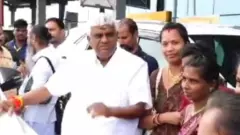 ಕಲಬುರಗಿಯಲ್ಲಿ ರೇವಣ್ಣ ಜತೆ ಸೆಲ್ಫಿಗೆ ಮುಗಿಬಿದ್ದ ಮಹಿಳಾ ಫ್ಯಾನ್ಸ್!