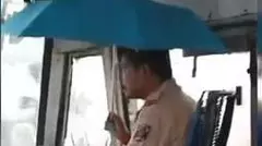 ಕೊಡೆ ಹಿಡಿದು ಬಸ್‌ ಚಾಲನೆ; ವೈರಲ್‌ ವಿಡಿಯೋ ಎಷ್ಟು ಅಸಲಿ?