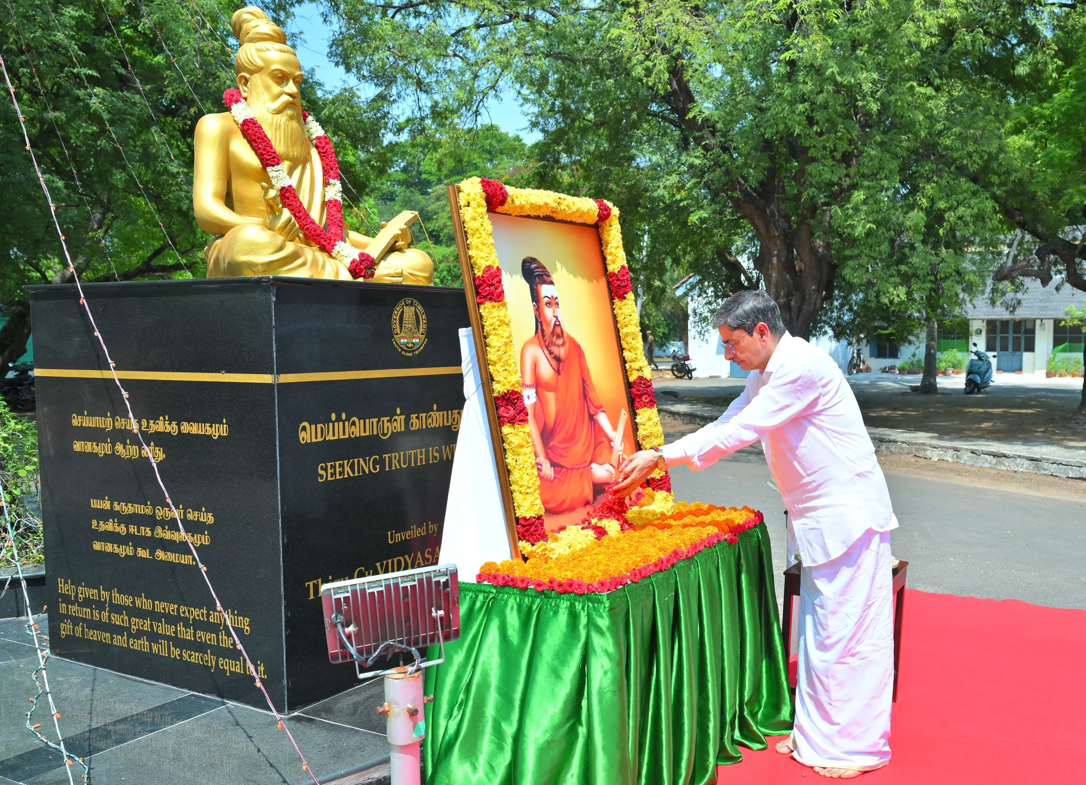 ಕವಿ ತಿರುವಳ್ಳುವರ್ ಅವರಿಗೆ ಕೇಸರಿ ವಸ್ತ್ರ: ವಿವಾದ ಸೃಷ್ಟಿಸಿದ ರಾಜ್ಯಪಾಲ