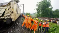 ಕಾಂಚನಜುಂಗಾ ಎಕ್ಸ್‌ಪ್ರೆಸ್ ಅಪಘಾತ:   ಕನಿಷ್ಠ 15 ಸಾವು, 60ಕ್ಕೂ ಹೆಚ್ಚು ಜನರಿಗೆ ಗಾಯ