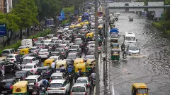 ಭಾರಿ ಮಳೆ: ದೆಹಲಿ ಕಂಗಾಲು,ವಿಮಾನ ನಿಲ್ದಾಣದ ಚಾವಣಿ ಕುಸಿದು ವ್ಯಕ್ತಿ ಸಾವು