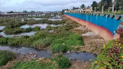 ಸ್ಮಾರ್ಟ್‌ ಸಿಟಿ ಯೋಜನೆಯಡಿ ನಿರ್ಮಿಸಿರುವ ತಡೆಗೋಡೆಯ ಅಡಿಯಲ್ಲೇ ನದಿ ಸೇರುತ್ತಿರುವ ಶಿವಮೊಗ್ಗ ನಗರದ ಕೊಳಚೆ ನೀರು