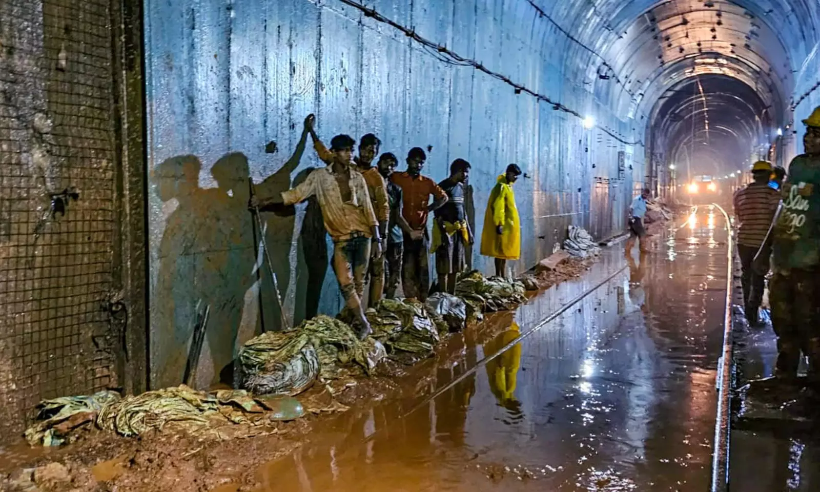 ಗುಡ್ಡ ಕುಸಿತ | ಕೊಂಕಣ ರೈಲ್ವೇ ಸಂಚಾರ ರದ್ದು, ಮಾರ್ಗ ಬದಲಾವಣೆ