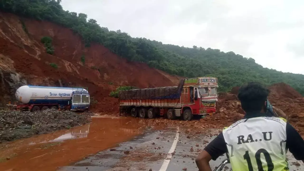 ಮಳೆ ಅನಾಹುತ | ಅಂಕೋಲ ಬಳಿ ಗುಡ್ಡ ಕುಸಿತ: ಹತ್ತು ಮಂದಿ ಸಜೀವ ಸಮಾಧಿ ಶಂಕೆ