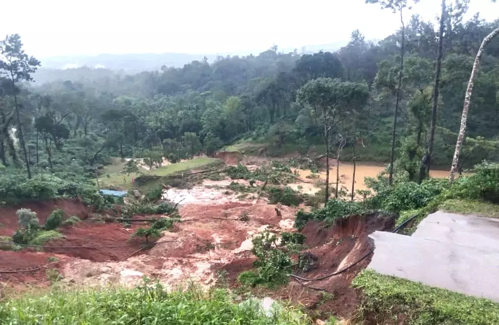 Landslide in Ghats | ಸಕಲೇಶಪುರ ಕುಂಬರಡಿ ರಸ್ತೆಯಲ್ಲಿ ಭೂ ಕುಸಿತ; ಸಂಪರ್ಕ ಕಡಿತ