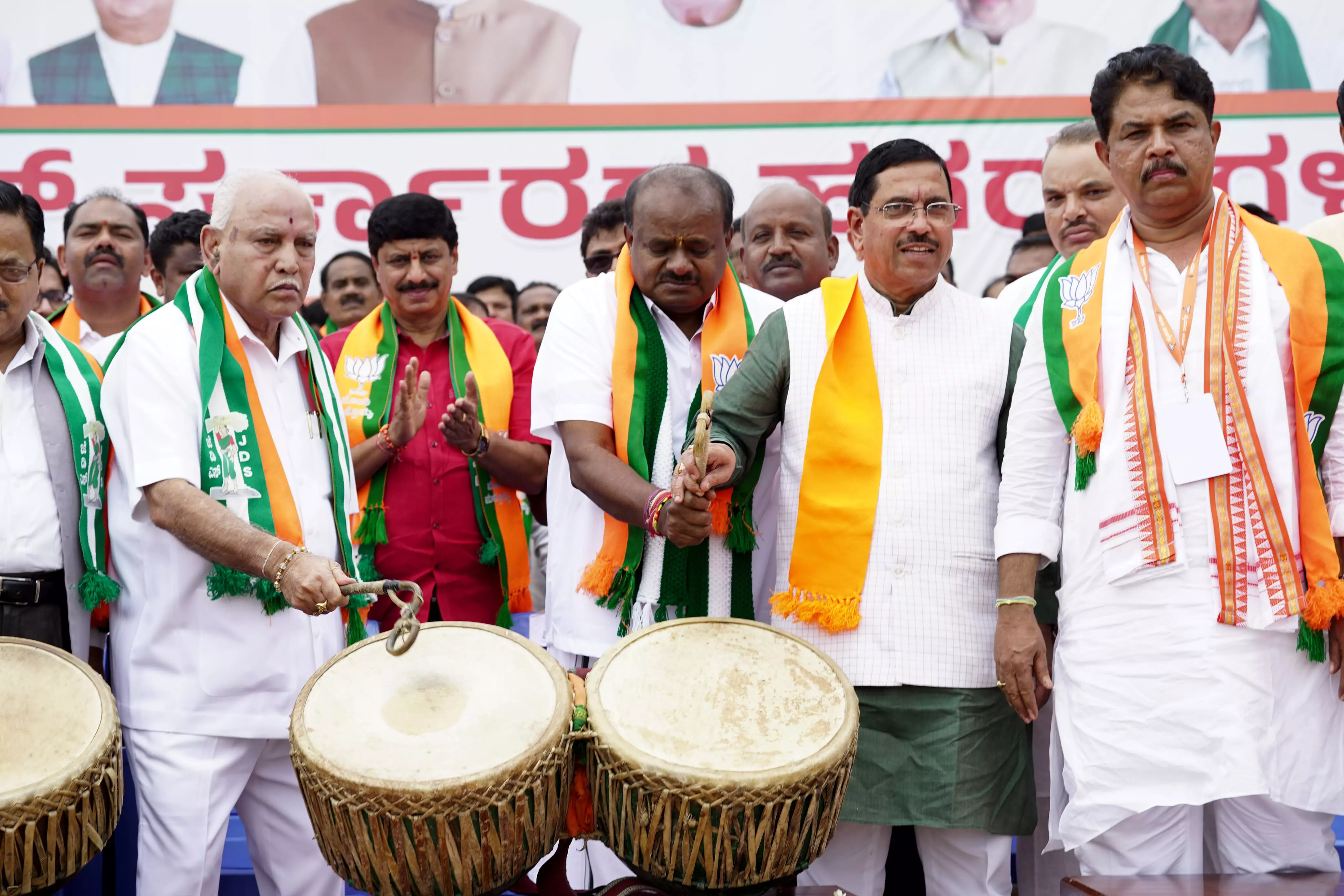 ಮುಡಾ ಪಾದಯಾತ್ರೆ | ನಗಾರಿ ಭಾರಿಸುವ ಮೂಲಕ ಯಡಿಯೂರಪ್ಪ, ಕುಮಾರಸ್ವಾಮಿ ಚಾಲನೆ