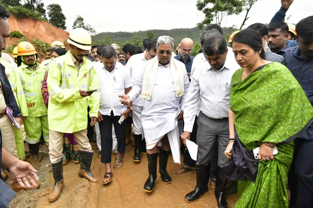 ಶಿರಾಡ್ ಘಾಟಿ ಗುಡ್ಡ ಕುಸಿತ | NHAI ಅಧಿಕಾರಿಗೆ ಸಿಎಂ ತರಾಟೆ; ಗಡ್ಕರಿಗೆ ಪತ್ರ ಬರೆಯಲು ತೀರ್ಮಾನ