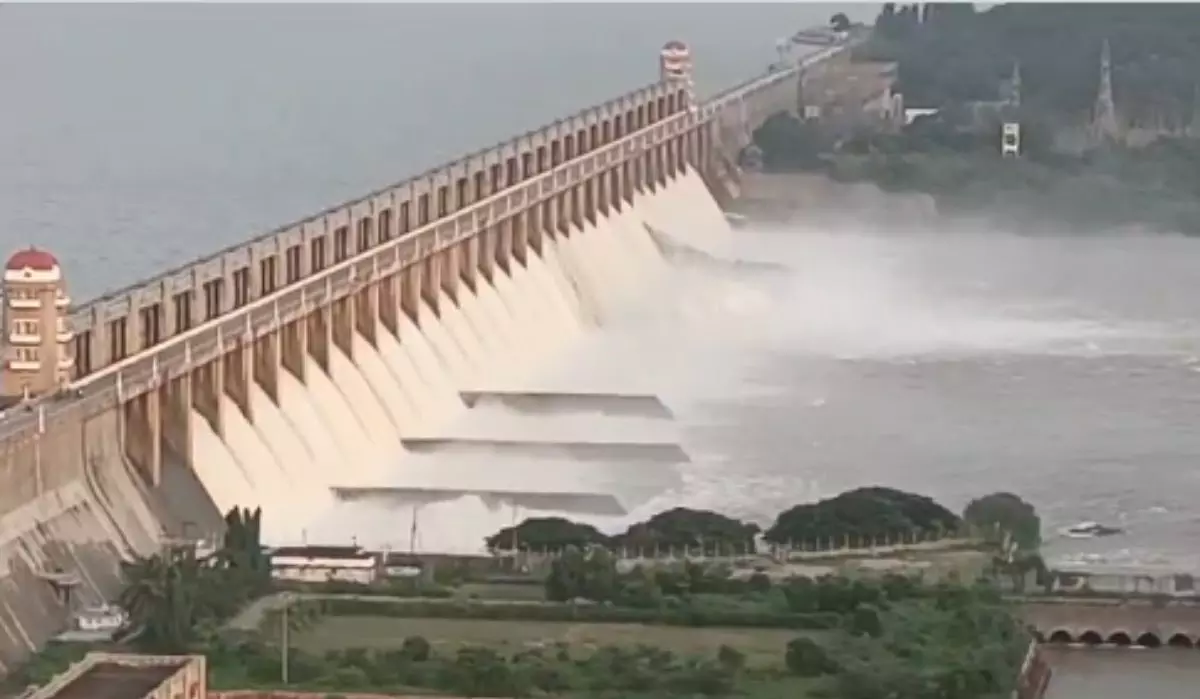 Tungabhadra Dam Gate Break| ತುಂಗ ಭದ್ರಾ ಜಲಾಶಯ ಕ್ರೆಸ್ಟ್‌ಗೇಟ್‌ ಹಾನಿ; ಧುಮ್ಮುಕ್ಕಿದ ನದಿ; ಪ್ರವಾಹದ ಭೀತಿ