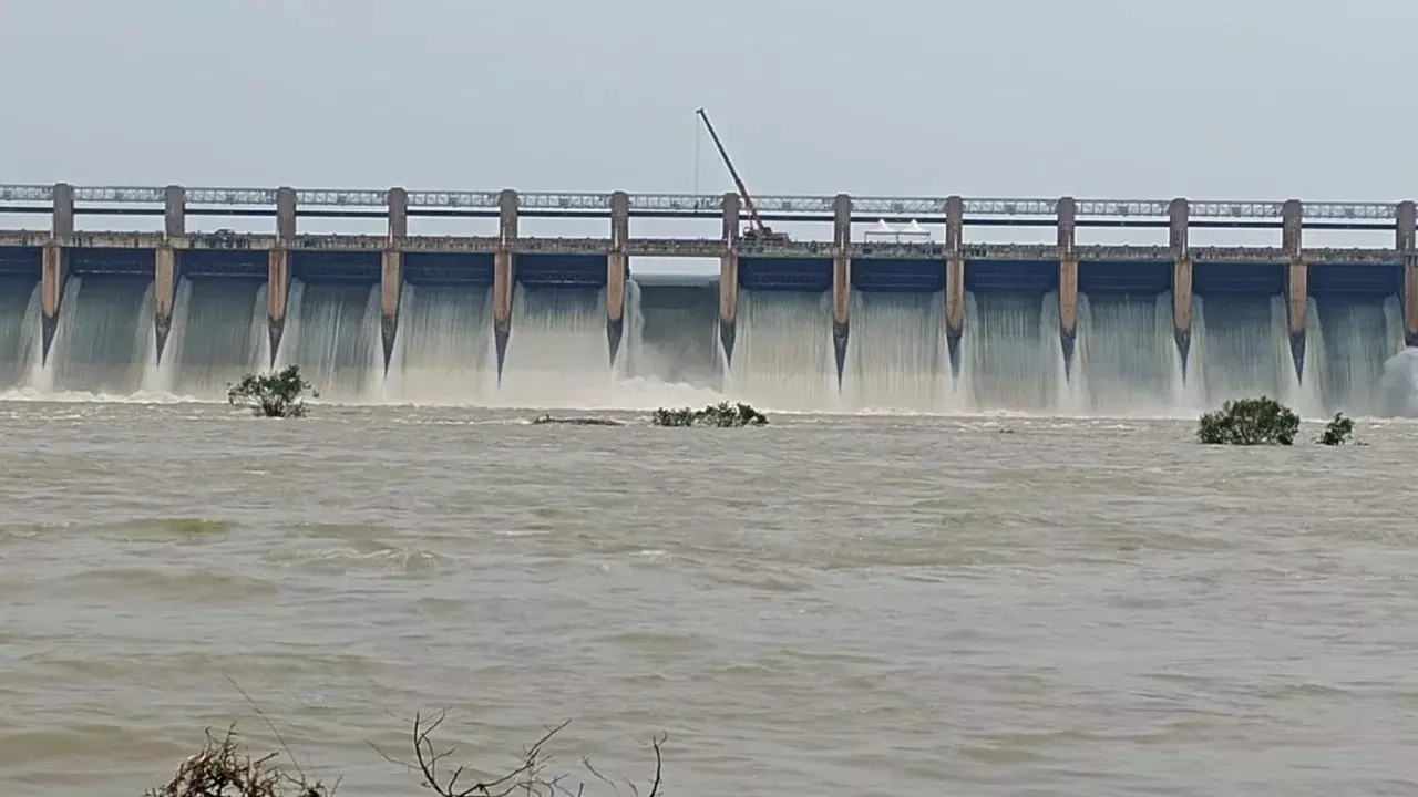 Tungabhadra Dam Gate Break | 6 ದಿನಗಳಲ್ಲಿ 33 ಟಿಎಂಸಿ ನೀರು ಖಾಲಿ; ತಾತ್ಕಾಲಿಕ ಗೇಟ್ ಅಳವಡಿಕೆ ಕಾರ್ಯ ಆರಂಭ