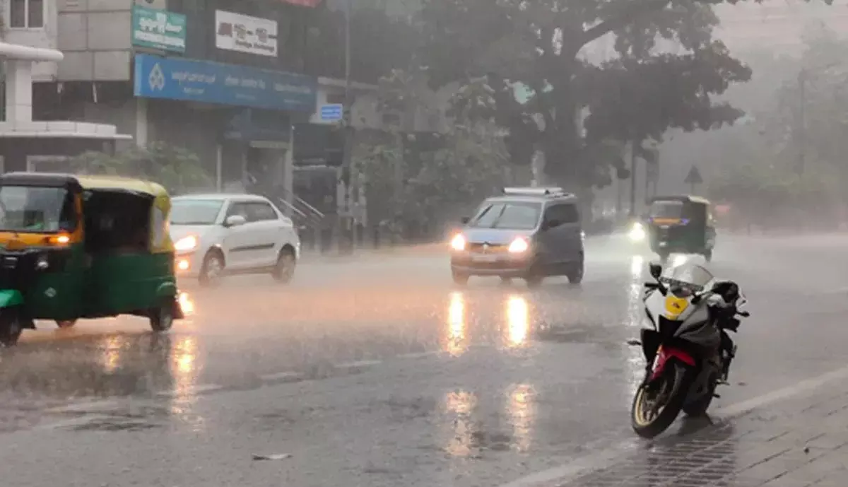 ಮುಂದುವರಿದ ಮಳೆ | ಕರಾವಳಿ ಜಿಲ್ಲೆಗಳಿಗೆ ರೆಡ್ ಅಲರ್ಟ್​, ಬಿರುಗಾಳಿ ಸಹಿತ ಮಳೆ ಮುನ್ನೆಚ್ಚರಿಕೆ