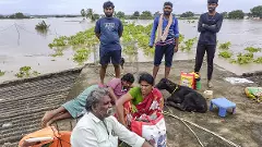 Vijayawada floods| ಆಹಾರ, ನೀರು, ಹಾಲಿಗೆ ಜನರ ಪರದಾಟ; ಸರ್ಕಾರದ ನಿರ್ಲಕ್ಷ್ಯ ದೂರು