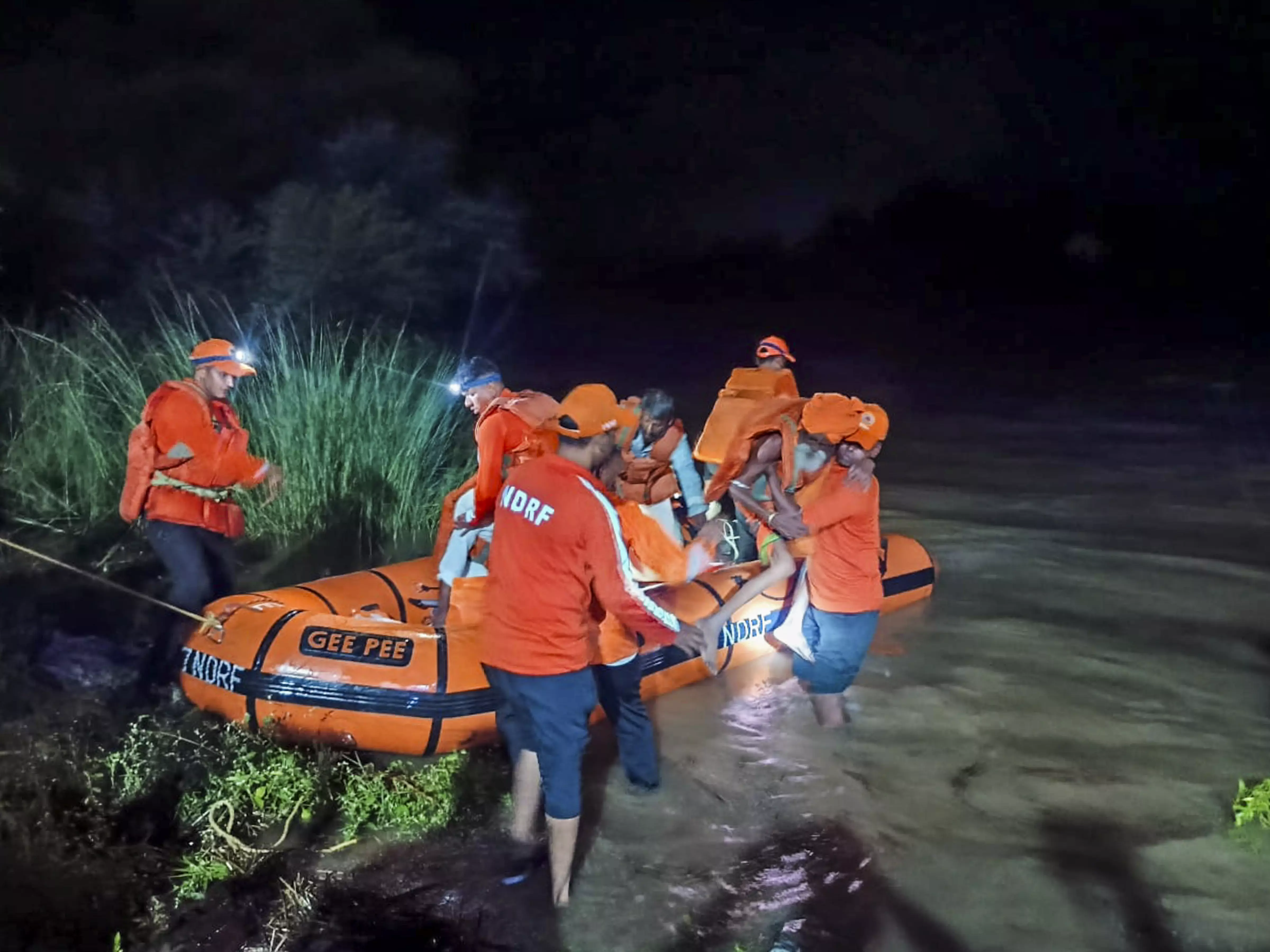 Telangana floods| ಗೋದಾವರಿಯಲ್ಲಿ ನೀರಿನ ಮಟ್ಟ ನಿರಂತರ ಏರಿಕೆ, ಕತ್ತಲೆಯಲ್ಲಿ ಖಮ್ಮಂ