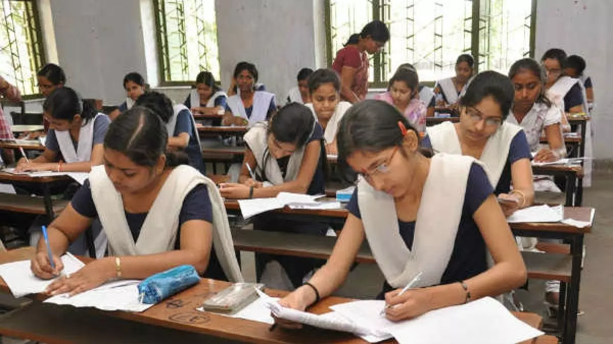 ದ್ವಿತೀಯ ಪಿಯುಸಿ ಪೂರ್ವಸಿದ್ಧತಾ ಪರೀಕ್ಷೆ ಪ್ರಶ್ನೆಪತ್ರಿಕೆ ಸೋರಿಕೆ, ಶಿವಮೊಗ್ಗದಲ್ಲಿ ಎಫ್ಐಆರ್ ದಾಖಲು ದ್ವಿತೀಯ ಪಿಯುಸಿ ಪೂರ್ವಸಿದ್ಧತಾ ಪರೀಕ್ಷೆ ಪ್ರಶ್ನೆಪತ್ರಿಕೆ ಸೋರಿಕೆ, ಶಿವಮೊಗ್ಗದಲ್ಲಿ ಎಫ್ಐಆರ್ ದಾಖಲು