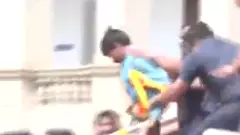 ಸಿಎಂ ಸಿದ್ದರಾಮಯ್ಯಗೆ ಶಾಲು ಹೊದಿಸಲು ವೇದಿಕೆಗೆ ಜಿಗಿದ ಯುವಕನ ಬಂಧನ