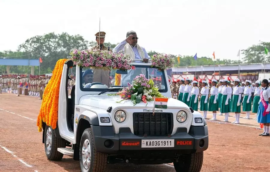 ಕಲ್ಯಾಣ ಕರ್ನಾಟಕ ಉತ್ಸವ | ರಾಷ್ಟ್ರ ಧ್ವಜಾರೋಹಣ ನೆರವೇರಿಸಿದ ಸಿಎಂ ಸಿದ್ದರಾಮಯ್ಯ