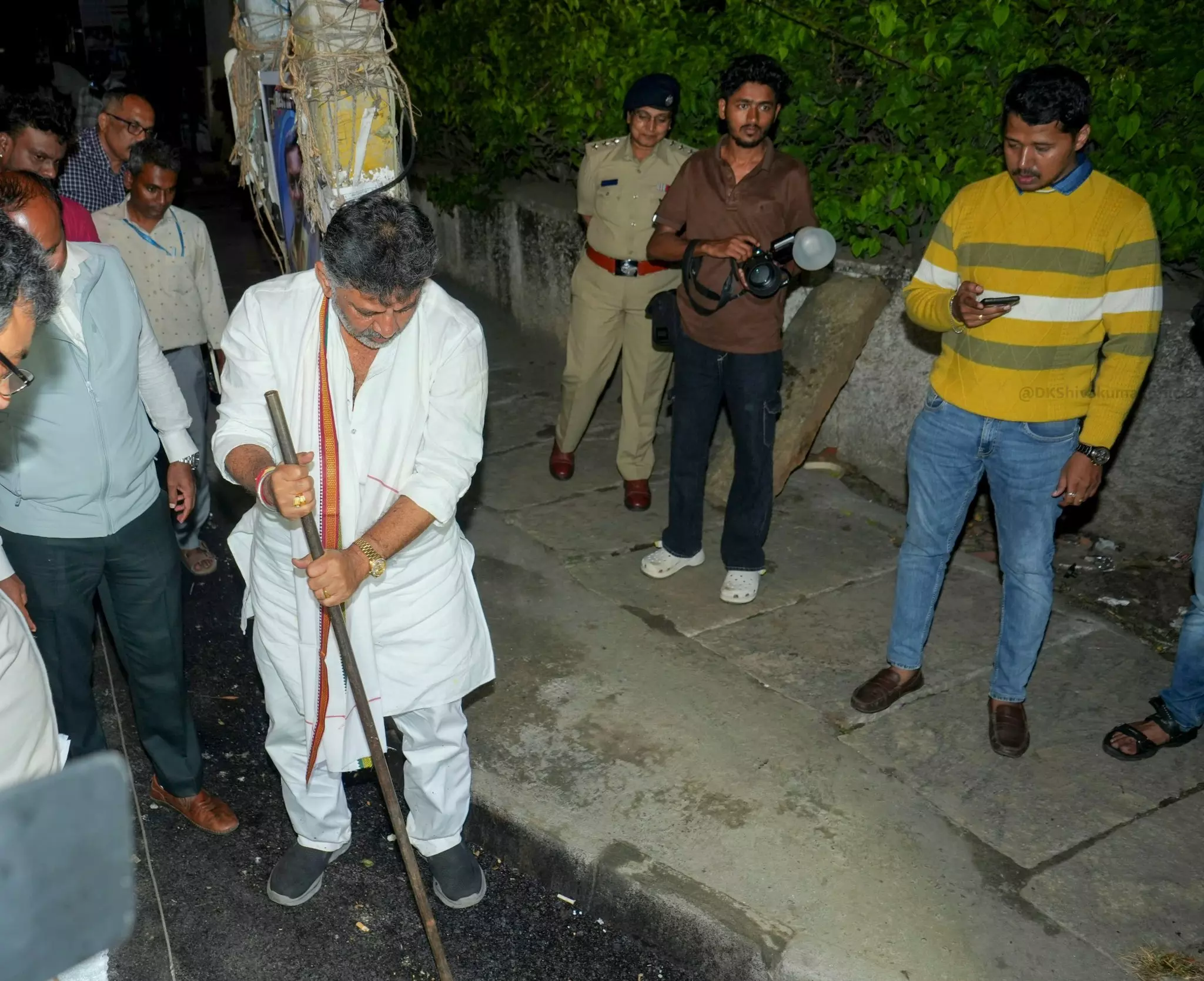 ಡಿಸಿಎಂ ನೈಟ್‌ ರೌಂಡ್ಸ್ | ರಸ್ತೆ ಕಾಮಗಾರಿ ಪರಿಶೀಲಿಸಿದ ಡಿ.ಕೆ ಶಿವಕುಮಾರ್