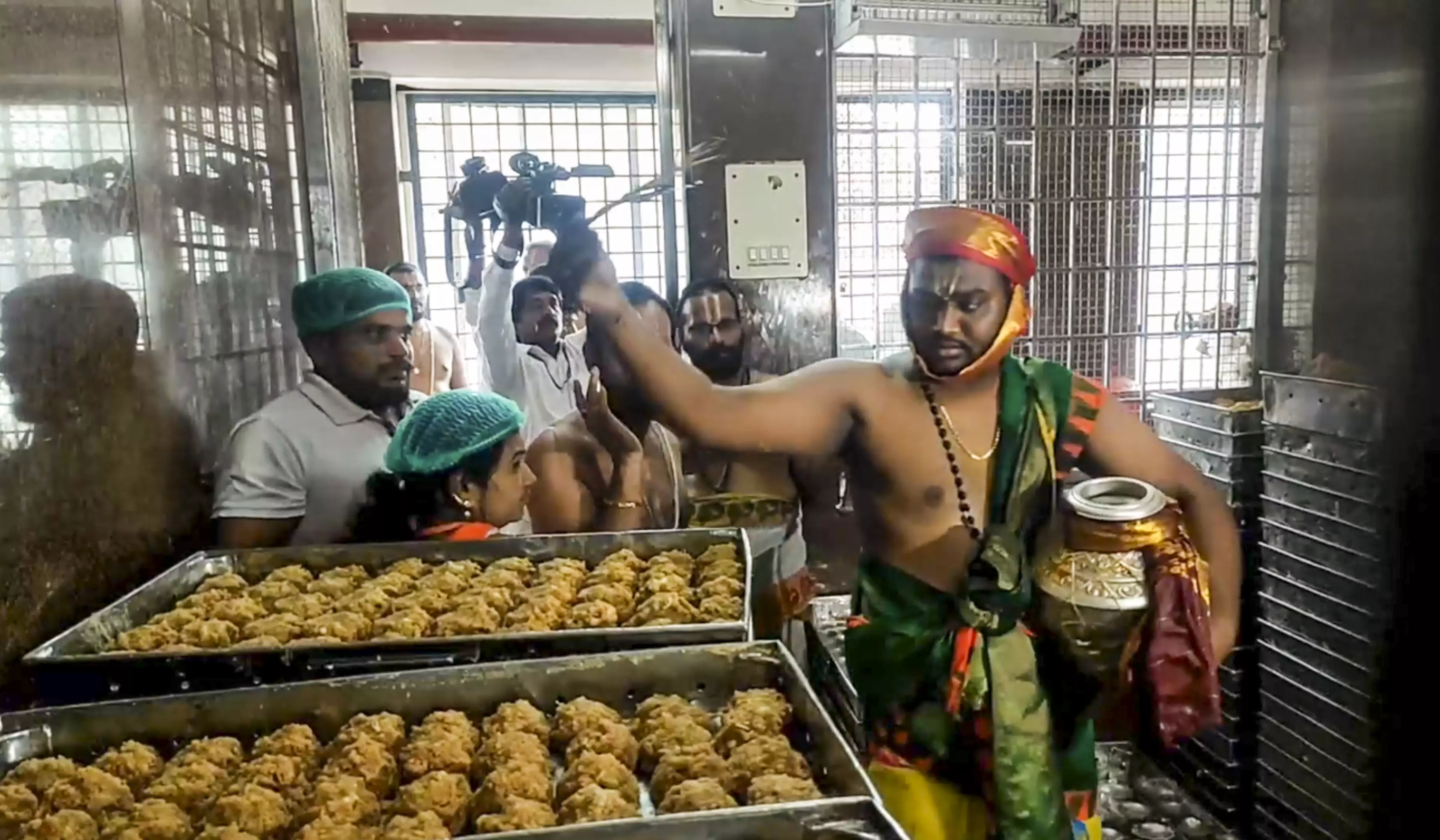 Tirupati laddu row| ಕುಸಿಯದ ಬೇಡಿಕೆ- ಪ್ರತಿನಿತ್ಯ 3.50 ಲಕ್ಷ ಲಡ್ಡು ಮಾರಾಟ