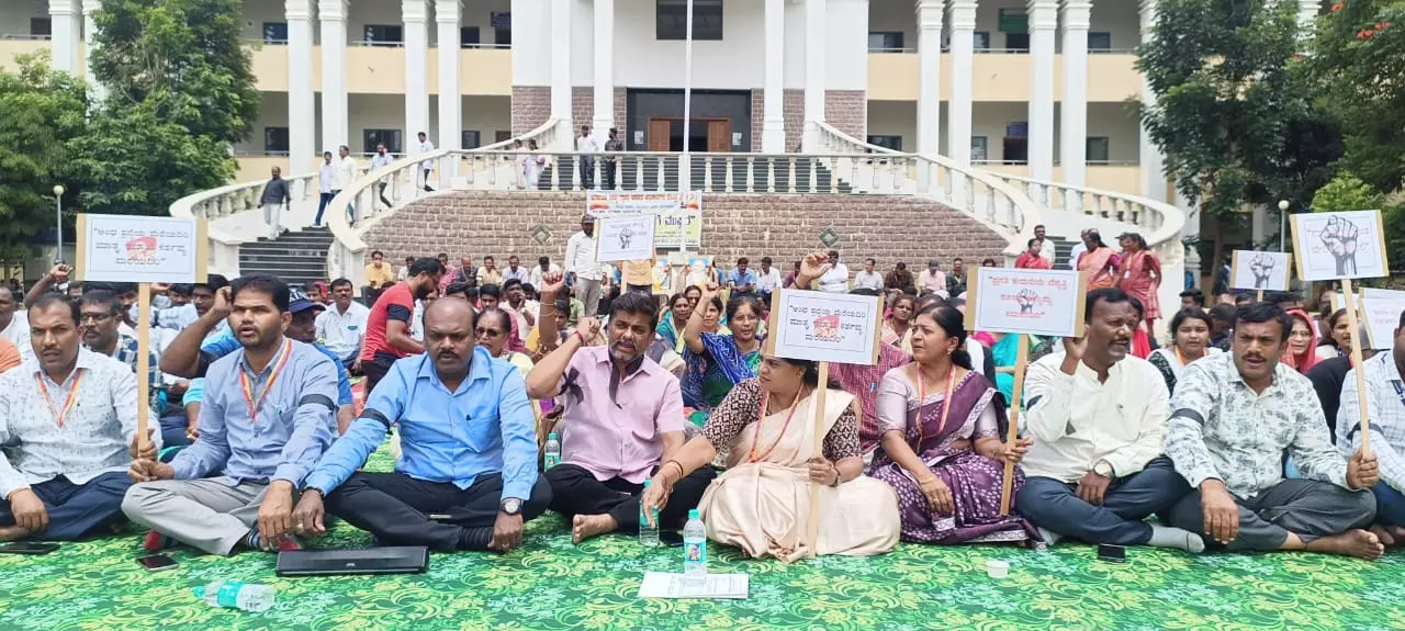 ಗ್ರಾಮ ಆಡಳಿತ ಅಧಿಕಾರಿಗಳಿಂದ ಅನಿರ್ದಿಷ್ಟಾವಧಿ ಮುಷ್ಕರ; ಗ್ರಾಮೀಣ ಪ್ರದೇಶಗಳಲ್ಲಿ ತಟ್ಟಿದ ಬಿಸಿ