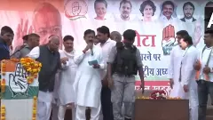 ಭಾಷಣದ ಮಧ್ಯೆ ಅಸ್ವಸ್ಥರಾದ ಮಲ್ಲಿಕಾರ್ಜುನ ಖರ್ಗೆ, ವೈದ್ಯರಿಂದ ಚಿಕಿತ್ಸೆ, ಆರೋಗ್ಯ ಸ್ಥಿರ