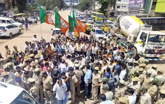 ಹುಬ್ಬಳ್ಳಿ ಪ್ರಕರಣ ವಾಪಸ್‌ | ಸಿಎಂ ಕಾರಿಗೆ ಕಪ್ಪುಬಟ್ಟೆ ಪ್ರದರ್ಶಿಸಿ ಬಿಜೆಪಿ ಪ್ರತಿಭಟನೆ