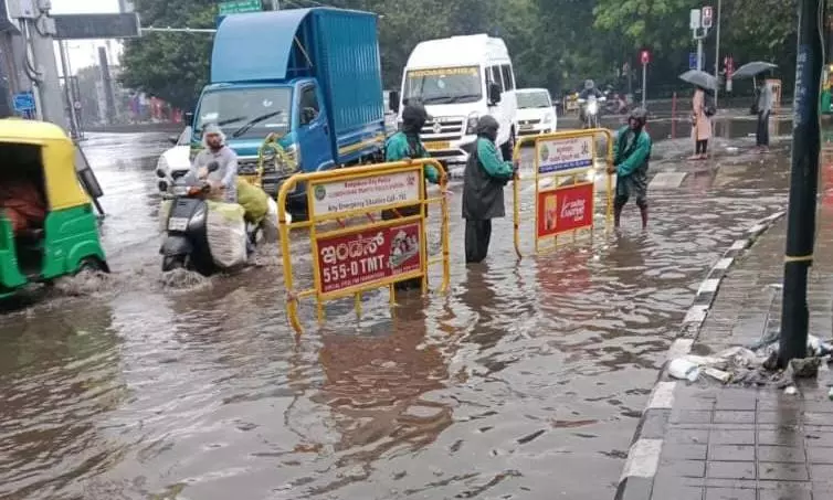 Its Raining in Blore | ಬೆಂಗಳೂರಿನಲ್ಲಿ ಬಿಡುವಿಲ್ಲದ ಮಳೆ: ಜನಜೀವನ ಅಸ್ತವ್ಯಸ್ತ