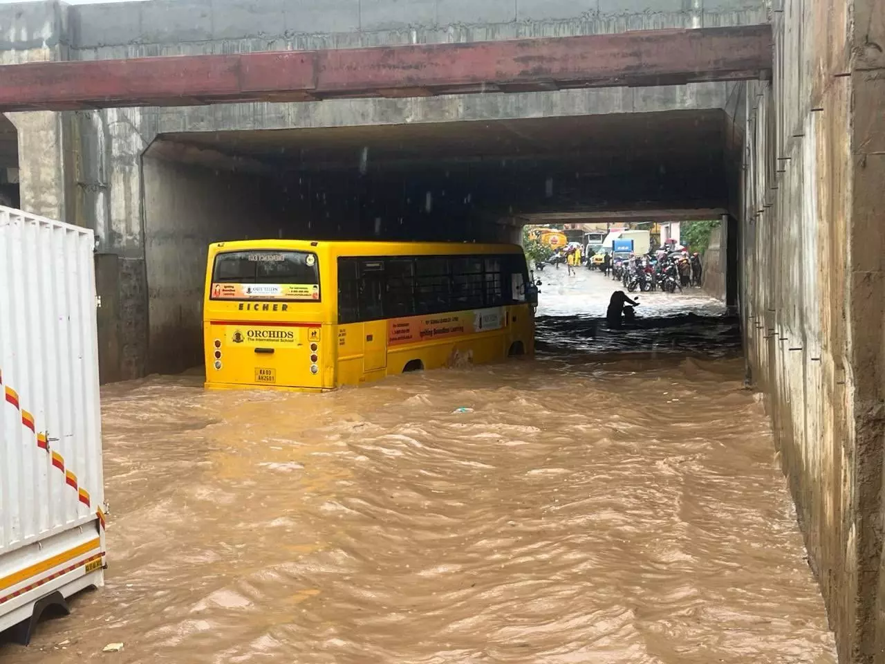 Rain Damages | ವರ್ಷಧಾರೆಗೆ ʼಮಹಾನಗರʼ ಅಯೋಮಯ; ನದಿಗಳಾದ ರಸ್ತೆಗಳು; ಧರೆಗುರುಳಿದ ಮರಗಳು