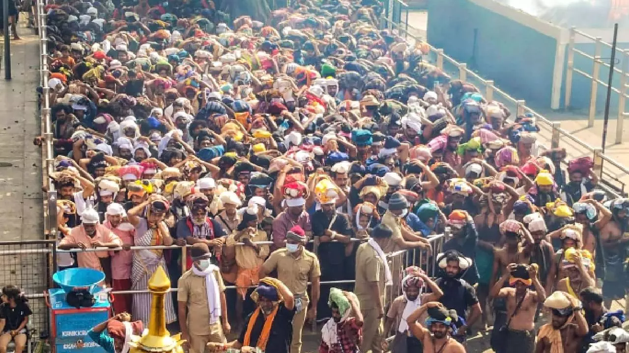 ಶಬರಿಮಲೆ ದೇಗುಲಕ್ಕೆ ಹೋಗುವ ಭಕ್ತರಿಗೆ ಆಧಾರ್ ಕಡ್ಡಾಯ: ಹೊಸ ನಿರ್ದೇಶನ