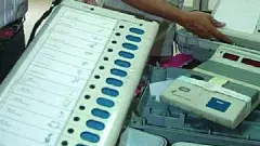 ಶಿಷ್ಟಾಚಾರ ಉಲ್ಲಂಘನೆ ಆರೋಪ, ಇವಿಎಂ ಸಾಗಿಸುತ್ತಿದ್ದ ಕಾರಿನ ಮೇಲೆ ಕಾಂಗ್ರೆಸ್ ಕಾರ್ಯಕರ್ತರ ದಾಳಿ