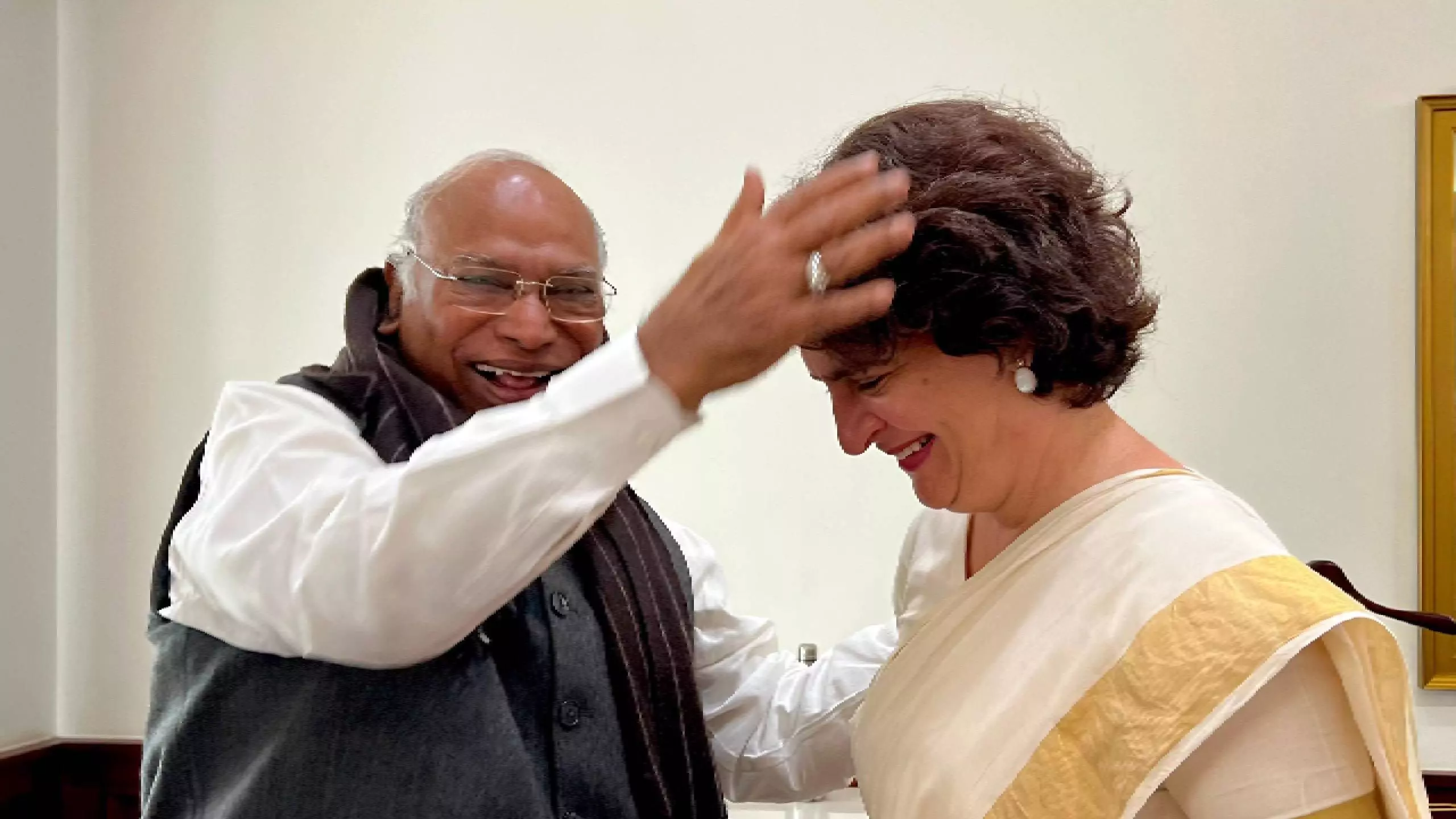 Priyanka Gandhi | ಕೇರಳ ಸೀರೆ ಉಟ್ಟು ಪ್ರಮಾಣವಚನ ಸ್ವೀಕರಿಸಿದ ಪ್ರಿಯಾಂಕ ಗಾಂಧಿ