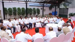 ಬಿಜೆಪಿಯಲ್ಲಿ ಬಣ ತಿಕ್ಕಾಟ ಜೋರು; ಬಿಎಸ್‌ವೈ ನಿವಾಸದಲ್ಲಿ ವಿಜಯೇಂದ್ರ ನಿಷ್ಠರ ಸಭೆ; ಯತ್ನಾಳ್‌ ಉಚ್ಛಾಟನೆಗೆ ಒತ್ತಾಯ