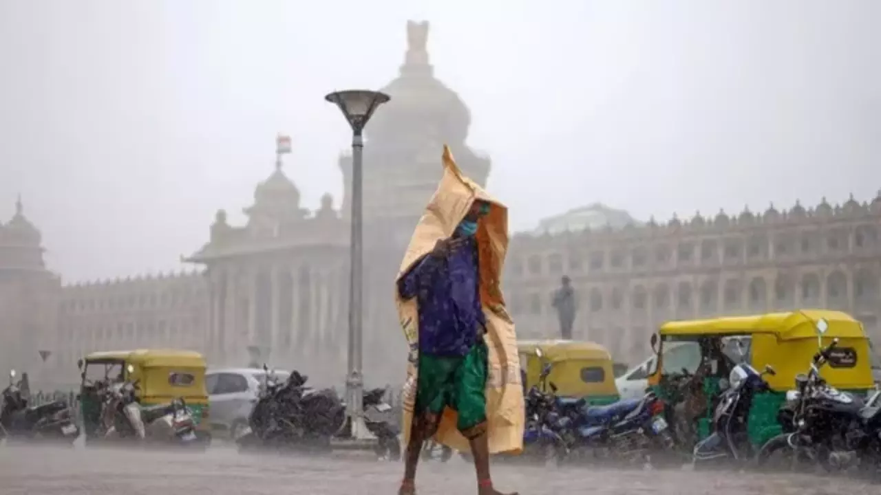 Fegal Cyclone | ಬಿಟ್ಟು ಬಿಡದ ತುಂತುರು ಮಳೆಗೆ ಹೈರಾಣರಾದ ಬೆಂಗಳೂರು