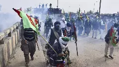 Delhi Chalo | ರೈತರ ಮೇಲೆ ಪೊಲೀಸರ ಆಶ್ರುವಾಯ ದಾಳಿ; ಕಾಲ್ನಡಿಗೆ ಜಾಥಾ ಮತ್ತೆ ಸ್ಥಗಿತ