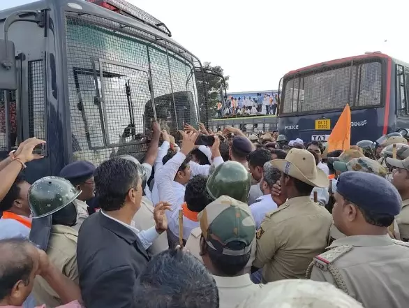 ವಿಕೋಪಕ್ಕೆ ತಿರುಗಿದ ಪಂಚಮಸಾಲಿ ಹೋರಾಟ: ಪೊಲೀಸರಿಂದ ಲಾಠಿ ಚಾರ್ಜ್‌