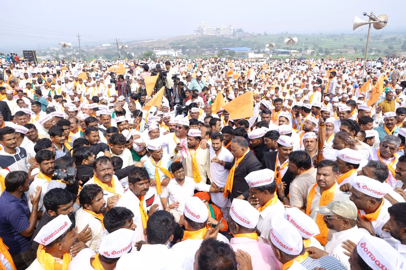 ಹಿಂಸೆಗೆ ತಿರುಗಿದ ಪಂಚಮಸಾಲಿಗಳ ಹೋರಾಟ | ಕಲ್ಲು ತೂರಾಟ ನಡೆಸಿದ 70ಮಂದಿ ವಶಕ್ಕೆ