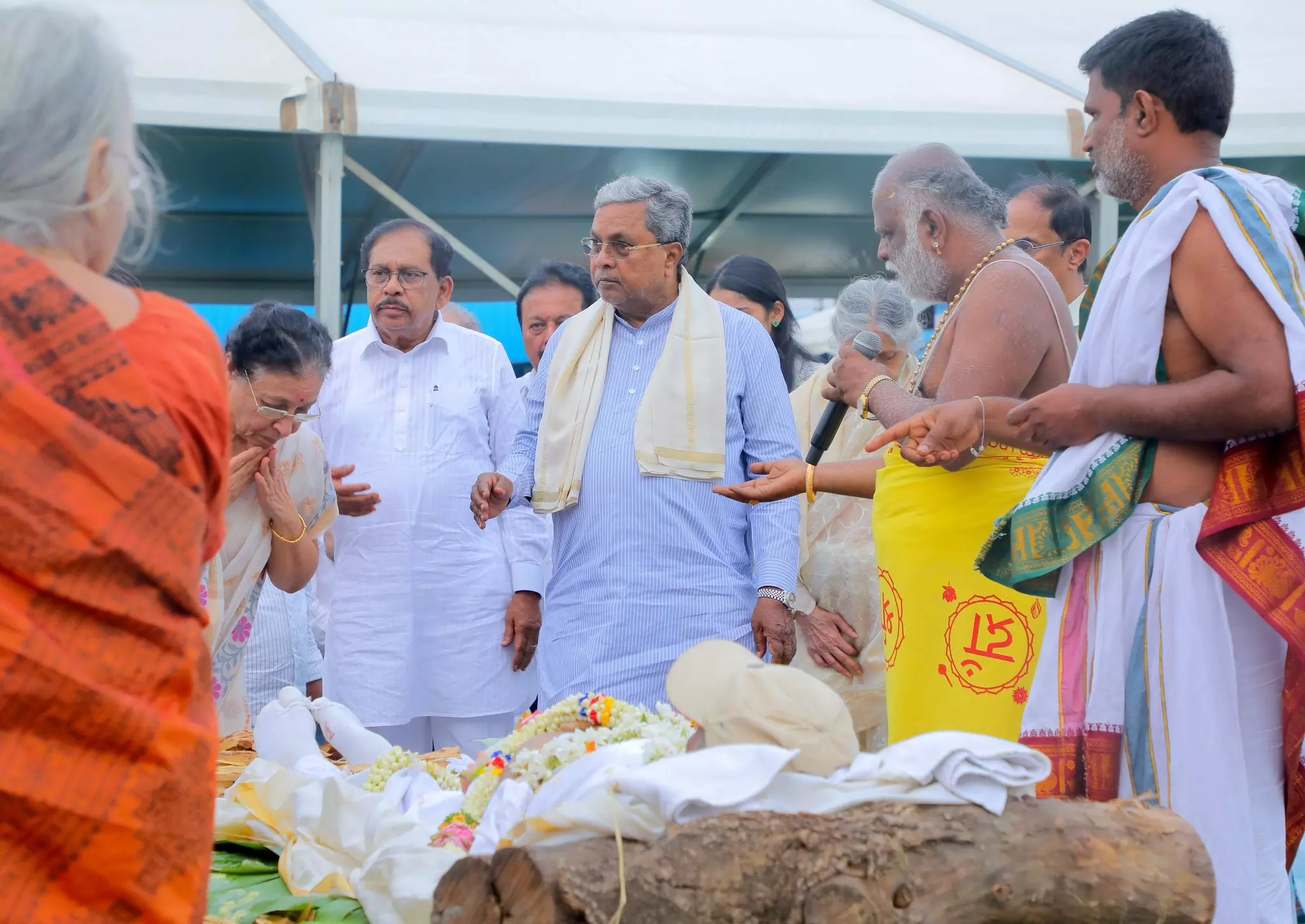 ಹುಟ್ಟೂರಲ್ಲಿ ಮಾಜಿ ಸಿಎಂ ಎಸ್‌.ಎಂ.ಕೃಷ್ಣ ಅಂತ್ಯಕ್ರಿಯೆ; ಗಣ್ಯರು, ಅಭಿಮಾನಿಳ ಕಂಬನಿ