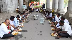 ಮಂಡ್ಯ ಸಾಹಿತ್ಯ ಸಮ್ಮೇಳನ | ಬಾಡೂಟ ಬೇಡಿಕೆ: ಡಿಸಿ ಕಚೇರಿ ಎದುರು ಮಾಂಸಾಹಾರ ಸೇವಿಸಿ ಪ್ರತಿಭಟನೆ