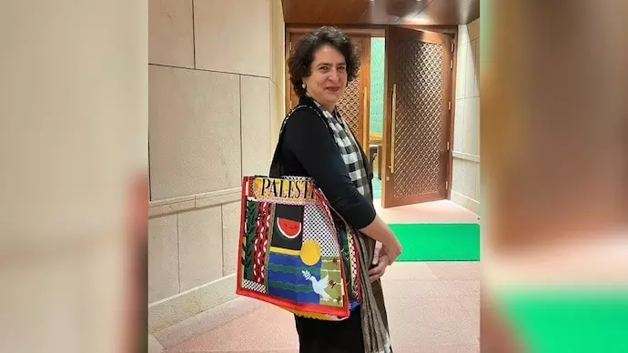 Priyanka Gandhi : ಮೋದಾನಿ ಬಳಿಕ ಪ್ಯಾಲೆಸ್ತೀನ್​ ಬ್ಯಾಗ್​ ಹಿಡಿದು ಸಂಸತ್​ಗೆ ಬಂದ ಪ್ರಿಯಾಂಕ