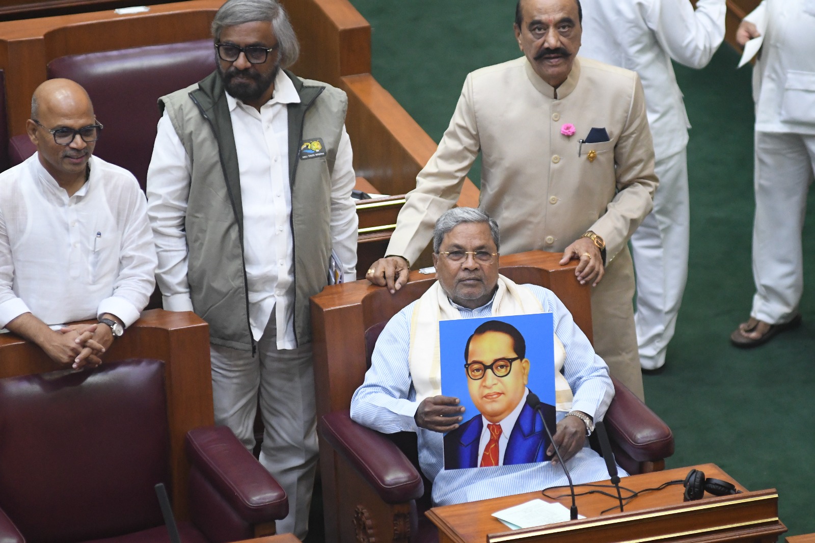 ಬೆಳಗಾವಿ ಅಧಿವೇಶನದಲ್ಲಿ ಸಿಎಂ ಸಿದ್ದರಾಮಯ್ಯ ಅವರು ಅಂಬೇಡ್ಕರ್ ಭಾವಚಿತ್ರ ಹಿಡಿದು ಅಮಿತ್ ಶಾ ವಿರುದ್ಧ ಪ್ರತಿಭಟನೆ ನಡೆಸಿದರು. ಬೆಳಗಾವಿ ಅಧಿವೇಶನದಲ್ಲಿ ಸಿಎಂ ಸಿದ್ದರಾಮಯ್ಯ ಅವರು ಅಂಬೇಡ್ಕರ್ ಭಾವಚಿತ್ರ ಹಿಡಿದು ಅಮಿತ್ ಶಾ ವಿರುದ್ಧ ಪ್ರತಿಭಟನೆ ನಡೆಸಿದರು.