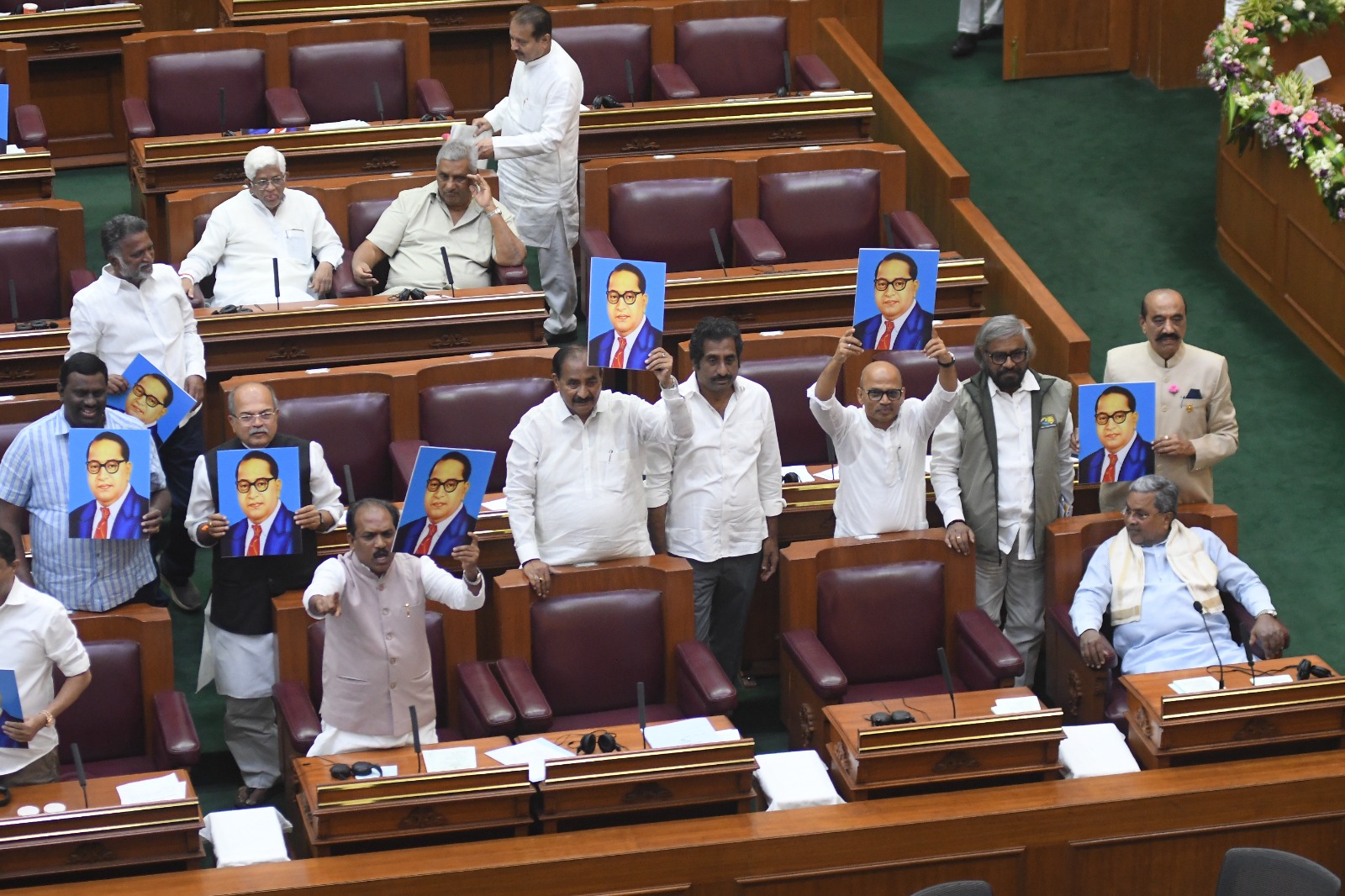 ಬೆಳಗಾವಿ ಅಧಿವೇಶನದಲ್ಲಿ ಆಡಳಿತ ಪಕ್ಷದ ಸದಸ್ಯರು ಅಂಬೇಡ್ಕರ್ ಭಾವಚಿತ್ರ ಹಿಡಿದು ಅಮಿತ್ ಶಾ ಹೇಳಿಕೆ ಖಂಡಿಸಿದರು. ಬೆಳಗಾವಿ ಅಧಿವೇಶನದಲ್ಲಿ ಆಡಳಿತ ಪಕ್ಷದ ಸದಸ್ಯರು ಅಂಬೇಡ್ಕರ್ ಭಾವಚಿತ್ರ ಹಿಡಿದು ಅಮಿತ್ ಶಾ ಹೇಳಿಕೆ ಖಂಡಿಸಿದರು.
