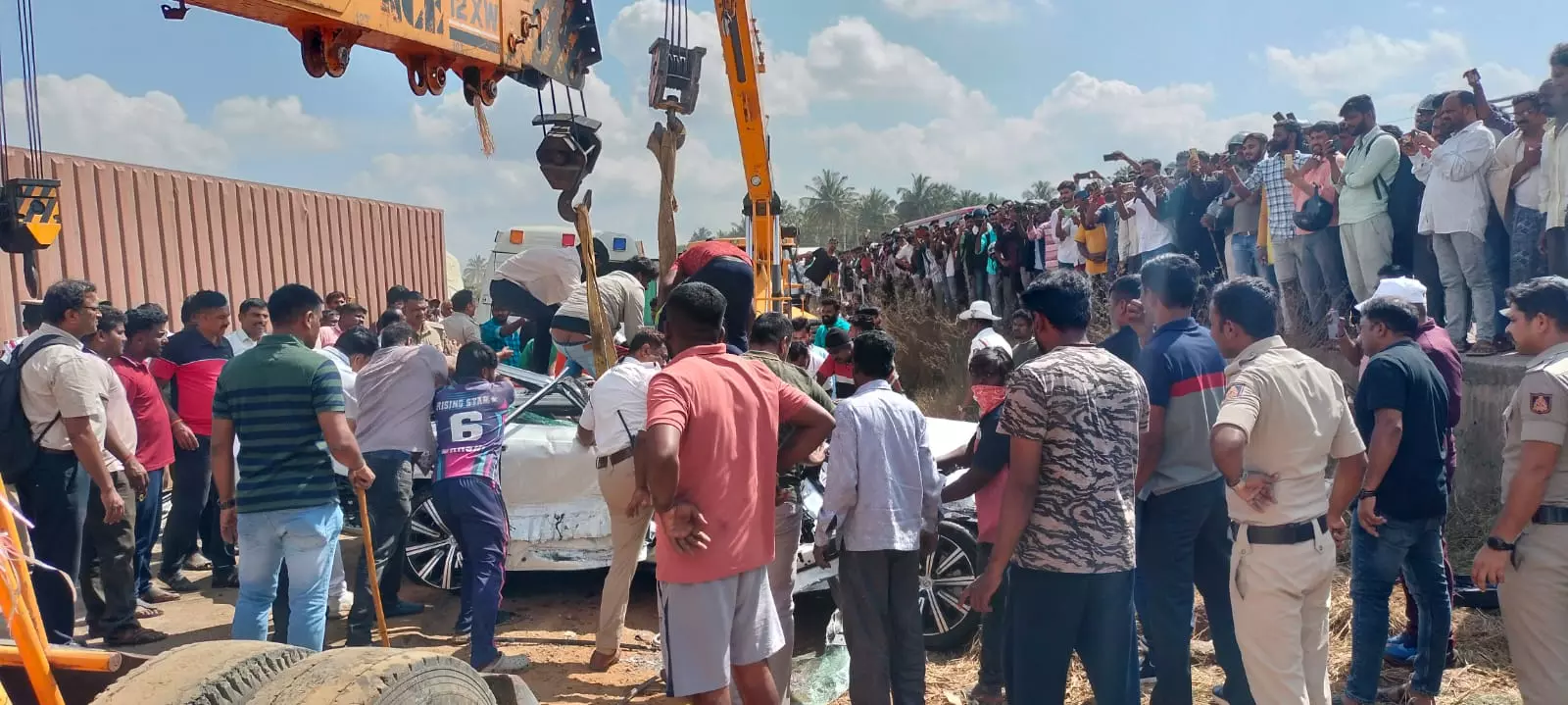 ತುಮಕೂರು-ಬೆಂಗಳೂರು ಹೆದ್ದಾರಿಯಲ್ಲಿ ಭೀಕರ ಅಪಘಾತ; ಒಂದೇ ಕುಟುಂಬದ ಆರು ಮಂದಿ ಸಾವು