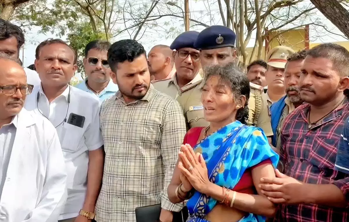 ಹುಬ್ಬಳ್ಳಿಯಲ್ಲಿ ಸಂಭವಿಸಿದ ಸಿಲಿಂಡರ್‌ ಸ್ಫೋಟದಲ್ಲಿ ತಮ್ಮವರನ್ನು ಕಳೆದುಕೊಂಡ ಮಹಿಳೆಯ ಆರ್ತನಾದ