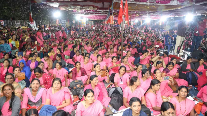 ASHA Workerʼs Strike | ಕೊರೆಯುವ ಚಳಿ ಮಧ್ಯೆಯೂ ನಿಲ್ಲದ ಆಶಾ ಕಾರ್ಯಕರ್ತೆಯರ ಅಹೋರಾತ್ರಿ ಹೋರಾಟ