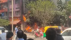 Fire in Electric Showroom | ರಾಜಾಜಿನಗರ ಎಲೆಕ್ಟ್ರಿಕ್‌ ಶೋ ರೂಂಗೆ ಬೆಂಕಿ; ಬೈಕ್‌ಗಳು ಬೆಂಕಿಗಾಹುತಿ