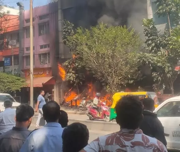 Fire in Electric Showroom | ರಾಜಾಜಿನಗರ ಎಲೆಕ್ಟ್ರಿಕ್‌ ಶೋ ರೂಂಗೆ ಬೆಂಕಿ; ಬೈಕ್‌ಗಳು ಬೆಂಕಿಗಾಹುತಿ