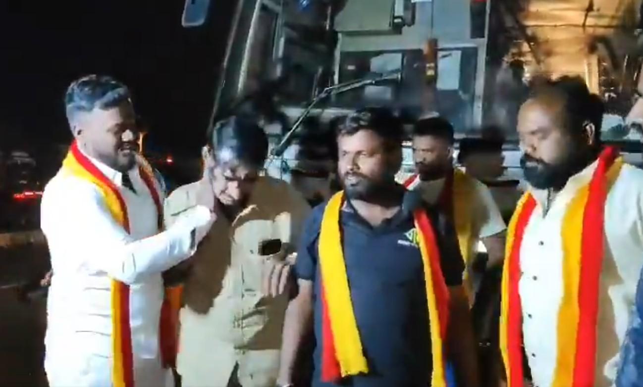 ಚಿತ್ರದುರ್ಗದ ಐಮಂಗಲ ಬಳಿ ಕರ್ನಾಟಕ ನವ ನಿರ್ಮಾ ಸೇನೆ ಕಾರ್ಯಕರ್ತರು ಮಹಾರಾಷ್ಟ್ರದ ಬಸ್ ಚಾಲಕನಿಗೆ ಮಸಿ ಬಳಿದರು ಚಿತ್ರದುರ್ಗದ ಐಮಂಗಲ ಬಳಿ ಕರ್ನಾಟಕ ನವ ನಿರ್ಮಾ ಸೇನೆ ಕಾರ್ಯಕರ್ತರು ಮಹಾರಾಷ್ಟ್ರದ ಬಸ್ ಚಾಲಕನಿಗೆ ಮಸಿ ಬಳಿದರು