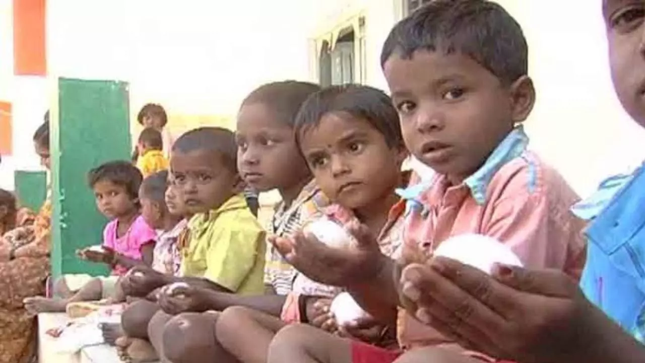 Mid-day Meal | ವಾರದ ಆರು ದಿನ ಮೊಟ್ಟೆ; ಬಿಸಿಯೂಟದತ್ತ ಹೆಚ್ಚಿದ ಮಕ್ಕಳ ಆಸಕ್ತಿ